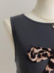 SHEIN WYWH Camiseta sin mangas gris para mujer talla grande con bajo con abertura, decorada con lazo de estampado leopardo