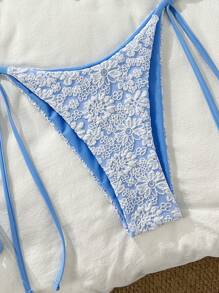 Swim Basics 2 件春假花卉纹理面料金色花卉点缀吊带三角比基尼上衣和侧系带泳裤海滩泳装套装 - 藍白色 - 查看 4