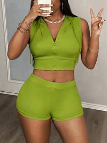 Slaydiva Conjunto informal de verano de 2 piezas para mujer con top corto con capucha con cremallera y sin mangas en verde y mini shorts - Verde - Ver 1