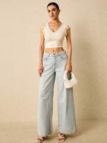 SHEIN Frenchy 女式蕾丝拼接系带露背短款上衣，采用优雅蕾丝和露背设计。背部针织松紧带与优雅蕾丝饰边相得益彰，使其成为适合夏季外出或度假穿着的百搭纯色单品。