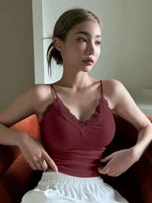 DAZY 休闲简约纯色蕾丝花边吊带背心短款女式上衣 - 酒紅色 - 查看 4