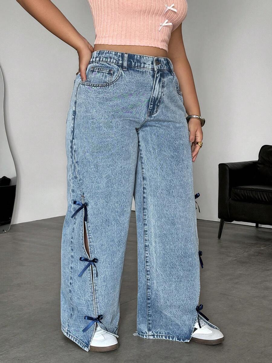 SHEIN EZwear 大码宽松版型破洞蝴蝶结阔腿牛仔裤,蓝色,适合派对、假日、约会、情人节、下午茶等场合,宽松牛仔裤,四季皆宜,大码蓝色牛仔裤,蝴蝶结甜美弹力腰带,休闲春夏牛仔裤 - 藍色 - 查看 1