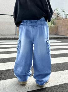 SHEIN 年轻男孩街头酷炫蓝色工装口袋宽松牛仔裤，休闲百搭，适合日常和街头穿着。 - 淺色水洗藍 - 查看 2