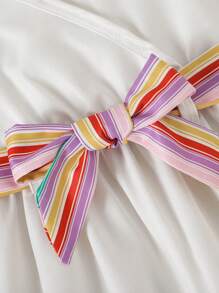 SHEIN 1 Stück Mädchen süßes Märchen Design Einhorn, Frosch, Pferd, Marienkäfer, Blumen Muster Farbblock Gürtel Taille Kreuzgurt Hals Mädchen Kleid