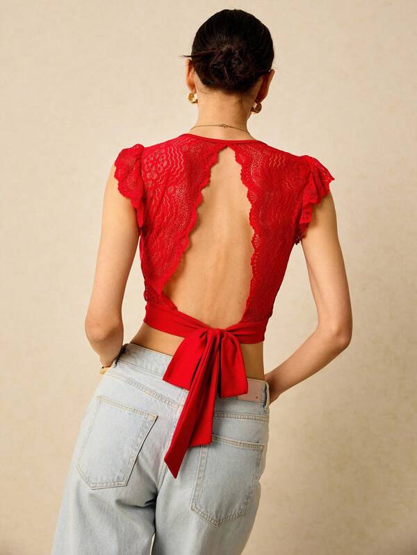 SHEIN Frenchy Crop top fără spate, cu panou din dantelă, cu nod de cravată, cu dantelă elegantă, cu un design la spate deschis. Cureaua elastică tricotată din spate completează ornamentul elegant din dantelă, făcându-l o piesă versatilă, de culoare uni, potrivită pentru ieșirile de vară sau ținutele de vacanță.