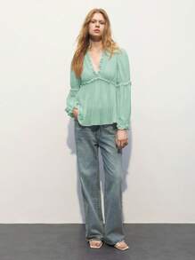 Maija 深V领纯色飘逸荷叶边女式长袖衬衫情人节款