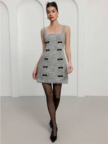 Aveloria Rosie 方领无袖连衣裙，纹理面料，双排撞色天鹅绒门襟，中国新年风格，女士短裙 - 彩色 - 查看 1