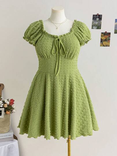 Dreamara 大码女式苔绿色纹理面料方领前束腰迷你连衣裙，度假