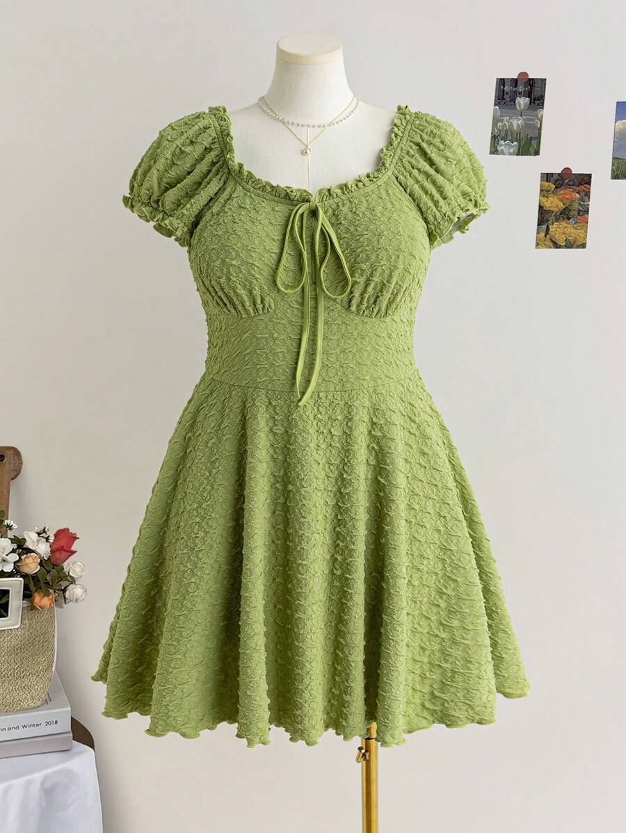 Dreamara 大码女式苔绿色纹理面料方领前束腰迷你连衣裙，度假 - 綠色 - 查看 1