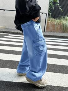 SHEIN 年轻男孩街头酷炫蓝色工装口袋宽松牛仔裤，休闲百搭，适合日常和街头穿着。 - 淺色水洗藍 - 查看 6