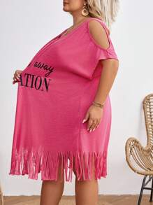 SHEIN CURVE+ Vestido de verano bohemio de vacaciones con cuello en V, estampado de eslogan y flecos para mujer de talla grande