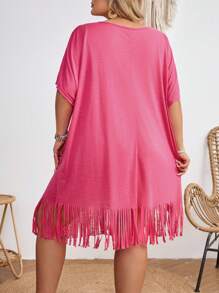 SHEIN CURVE+ Vestido de verano bohemio de vacaciones con cuello en V, estampado de eslogan y flecos para mujer de talla grande