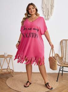 SHEIN CURVE+ Vestido de verano bohemio de vacaciones con cuello en V, estampado de eslogan y flecos para mujer de talla grande
