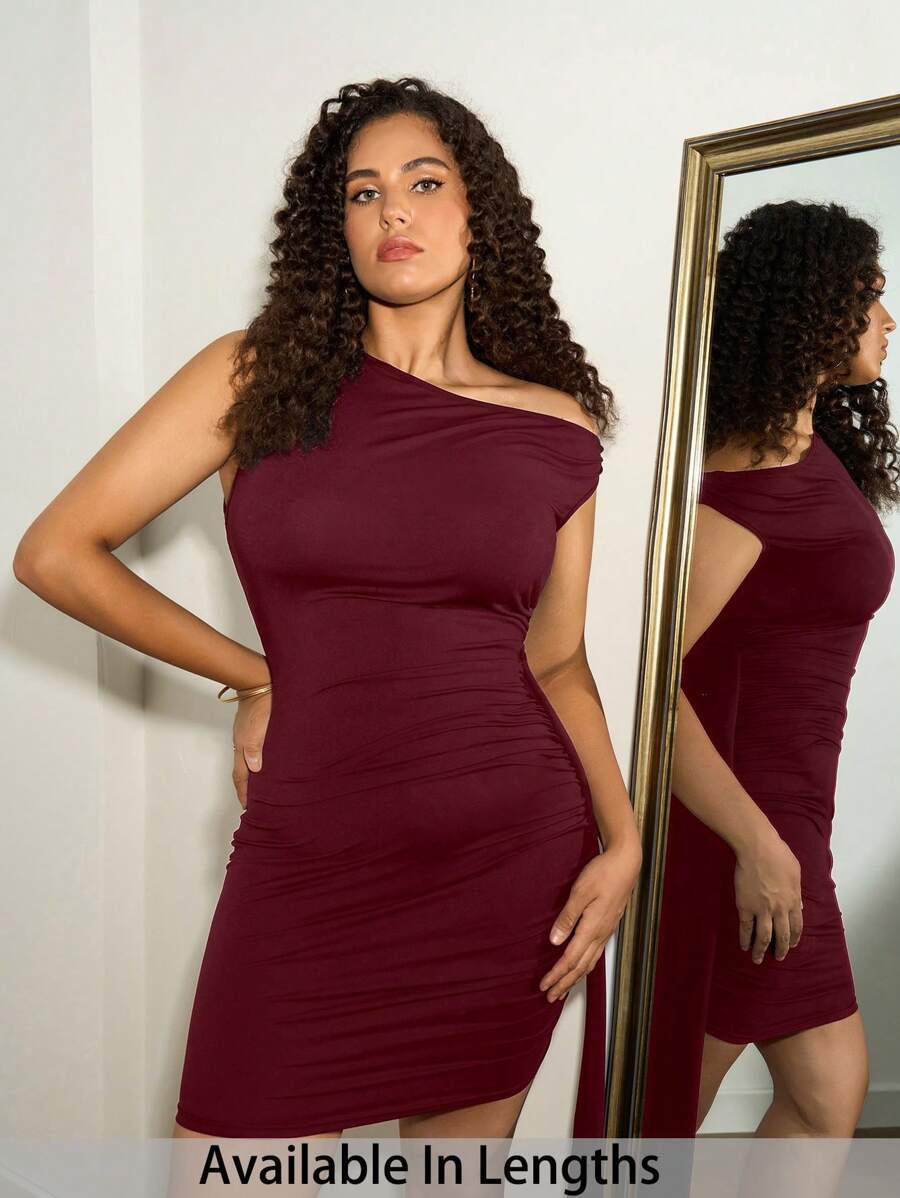 SHEIN Tall CURVE Vestido mini ajustado de verano para mujer talla grande con hombros oblicuos, plisado asimétrico y tirantes drapeados - Burdeos - Ver 1