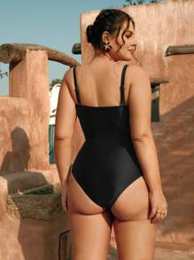 SHEIN Swim Chicsea Maiô plus size cor sólida vazado metal decoração peça única, férias de praia de verão - Preto - Ver 2