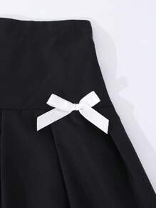 适合青春期女孩的百褶裙，黑色，侧面饰有白色蝴蝶结，休闲百搭的校园风格，适合度假、夏季、旅行