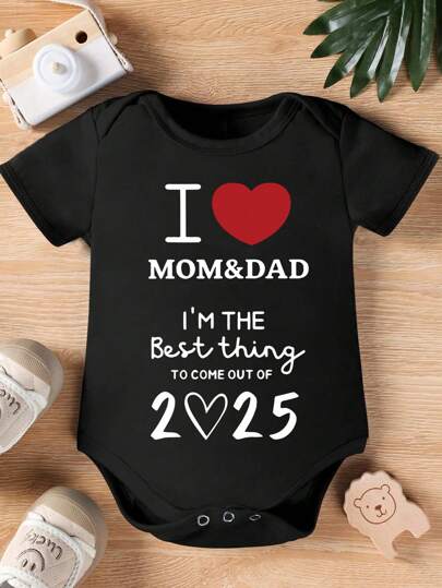 SHEIN Cute And Comfortable Baby Soft Breathable One-Piece With Lettering, Red Heart And Human Figure Pattern Design, Suitable For Leisure, Daily Life, Vacation And Party