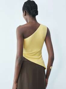Maija Blusa ajustada con hombro asimétrico, sin mangas y con decoración metálica, bajo asimétrico, diseño versátil y elegante, color amarillo mantequilla, apropiada para el 4 de julio, São João, graduación y fiestas