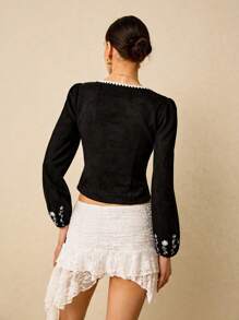 Poéselle 黑色刺绣上衣，女式衬衫，外出上衣，上衣，波西米亚风，收腰设计强调腰线，可调节领带，更加百搭和时尚。时尚刺绣设计增添个性化和魅力，完美展现女性轮廓。女士花卉印花系带设计长袖短款衬衫，完美搭配高腰裤或独特裙子，打造轻松时尚外观。 - 黑色 - 查看 5