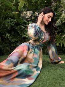 Modelyn V-ringad, vävd lång klänning, vävd lång klänning med v-ringad tie, elegant och romantisk med knipad midja och siluett i A-linje - Multifärgad - Visa 4