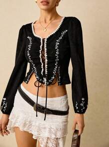 Poéselle 黑色刺绣上衣，女式衬衫，外出上衣，上衣，波西米亚风，收腰设计强调腰线，可调节领带，更加百搭和时尚。时尚刺绣设计增添个性化和魅力，完美展现女性轮廓。女士花卉印花系带设计长袖短款衬衫，完美搭配高腰裤或独特裙子，打造轻松时尚外观。 - 黑色 - 查看 1