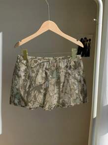 SHEIN EZwear 女式复古迷彩低腰休闲修身短裤，右侧带一个口袋，适合夏季海滩度假 - 彩色 - 查看 2