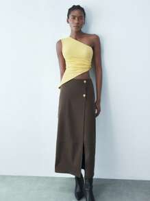 Maija Blusa ajustada con hombro asimétrico, sin mangas y con decoración metálica, bajo asimétrico, diseño versátil y elegante, color amarillo mantequilla, apropiada para el 4 de julio, São João, graduación y fiestas
