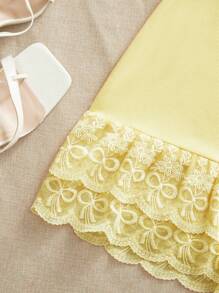 SHEIN VCAY 2pcs/Set Women Vacation Fitted Cropped Contrast Lace Bandeau Top & High Waist Mini Skirt Outfit, Spring/Summer