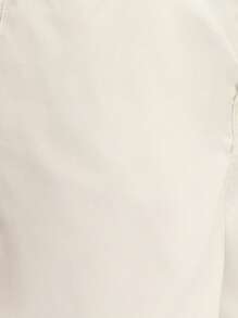 Nöista Witte short met hoge taille, een gestructureerd design, riemlussen en functionele zakken. Perfect voor casual en dagelijkse looks.