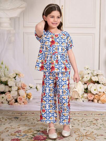 SHEIN Set de 2 piezas con Top de manga corta con estampado total y pantalones para niñas jóvenes