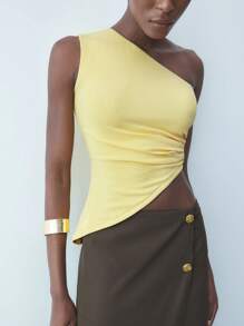 Maija Blusa ajustada con hombro asimétrico, sin mangas y con decoración metálica, bajo asimétrico, diseño versátil y elegante, color amarillo mantequilla, apropiada para el 4 de julio, São João, graduación y fiestas