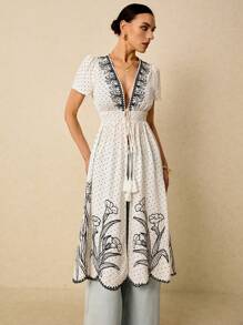 Poéselle Camisa maxi romántica para vacaciones con escote en V profundo, cinturón, flecos y mangas abullonadas cortas con estampado floral para mujer