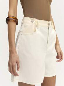 Nöista Witte short met hoge taille, een gestructureerd design, riemlussen en functionele zakken. Perfect voor casual en dagelijkse looks.