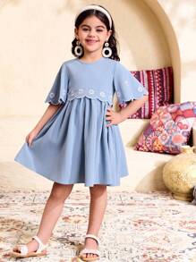 SHEIN Young Girl Casual Vacation Floral Pattern Daisy Embroidery Ruffle Trim Bell Sleeve Patchwork Ruffled Hem Woven Solid Color Dress,Kids - Blue - View 5