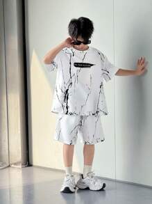 SHEIN Conjunto de camiseta de manga corta con estampado de letras y shorts informales para niño preadolescente - Blanco - Ver 1
