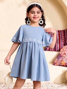 SHEIN Young Girl Casual Vacation Floral Pattern Daisy Embroidery Ruffle Trim Bell Sleeve Patchwork Ruffled Hem Woven Solid Color Dress,Kids - Blue - View 6