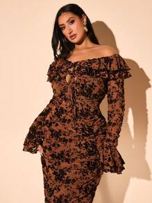 SHEIN BAE Vestido elegante de talla grande con detalles recogidos, manga larga, hombros descubiertos, volantes y tejido flockado elástico en negro, de largo medio, para otoño/invierno