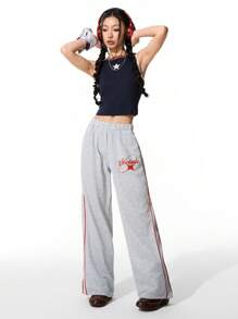 SHEIN Pantalones casuales de chándal para niñas preadolescentes con cintura elástica, a rayas rojas y diseño gráfico de letras, para primavera/verano