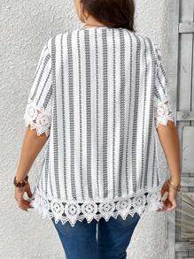 EMERY ROSE Short-Sleeved V-Neck Stitching Lace Wave Stripe Print Plus Size Shirt - Multicolor - View 2