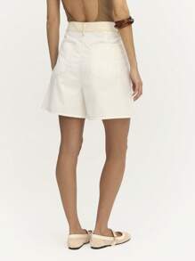 Nöista Witte short met hoge taille, een gestructureerd design, riemlussen en functionele zakken. Perfect voor casual en dagelijkse looks.
