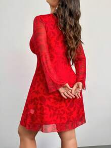 SHEIN Privé 大码女式优雅浪漫情人节性感迷你连衣裙，花卉印花网眼 V 领喇叭袖 A 字裙 - 紅色 - 查看 2