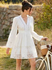 Aveloria Rosie 极简性感V领收腰重磅镂空蕾丝拼接女士长袖短款连衣裙 - 白色 - 查看 6
