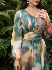 Modelyn V-ringad, vävd lång klänning, vävd lång klänning med v-ringad tie, elegant och romantisk med knipad midja och siluett i A-linje - Multifärgad - Visa 6