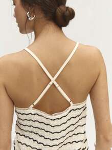 Nöista 纹理条纹可调节肩带休闲针织上衣，正面纽扣设计，春夏必备单品，为您的日常穿搭增添时尚气息 - 黑與白 - 查看 5