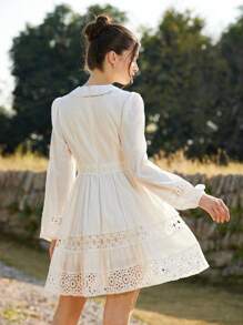 Aveloria Rosie 极简性感V领收腰重磅镂空蕾丝拼接女士长袖短款连衣裙 - 白色 - 查看 2