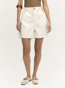 Nöista Witte short met hoge taille, een gestructureerd design, riemlussen en functionele zakken. Perfect voor casual en dagelijkse looks.