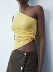 Maija Blusa ajustada con hombro asimétrico, sin mangas y con decoración metálica, bajo asimétrico, diseño versátil y elegante, color amarillo mantequilla, apropiada para el 4 de julio, São João, graduación y fiestas