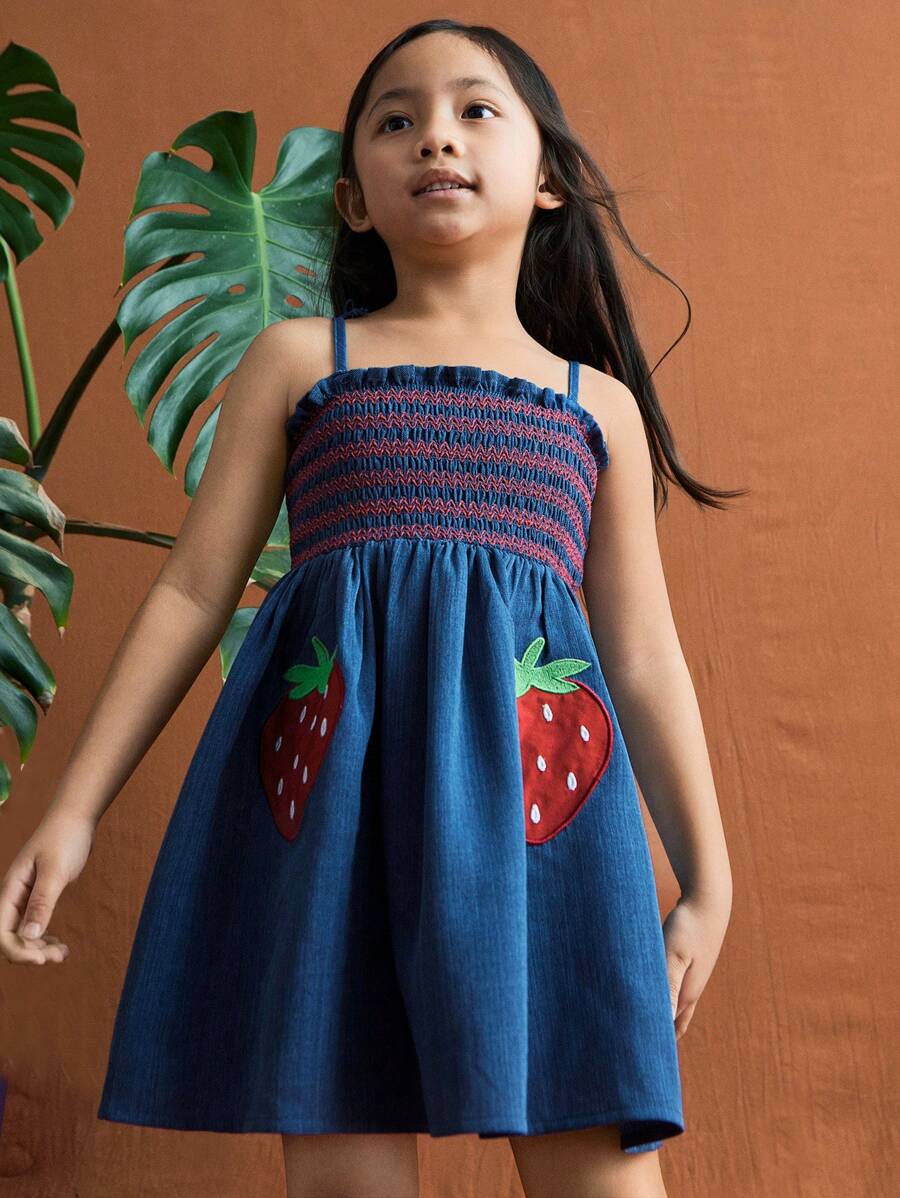 SHEIN Vestidos casuales de estilo fiesta y vacaciones para niñas pequeñas con tirantes rojos, con aplicación bordada de fresa y cable decorativo azules - Azul - Ver 1