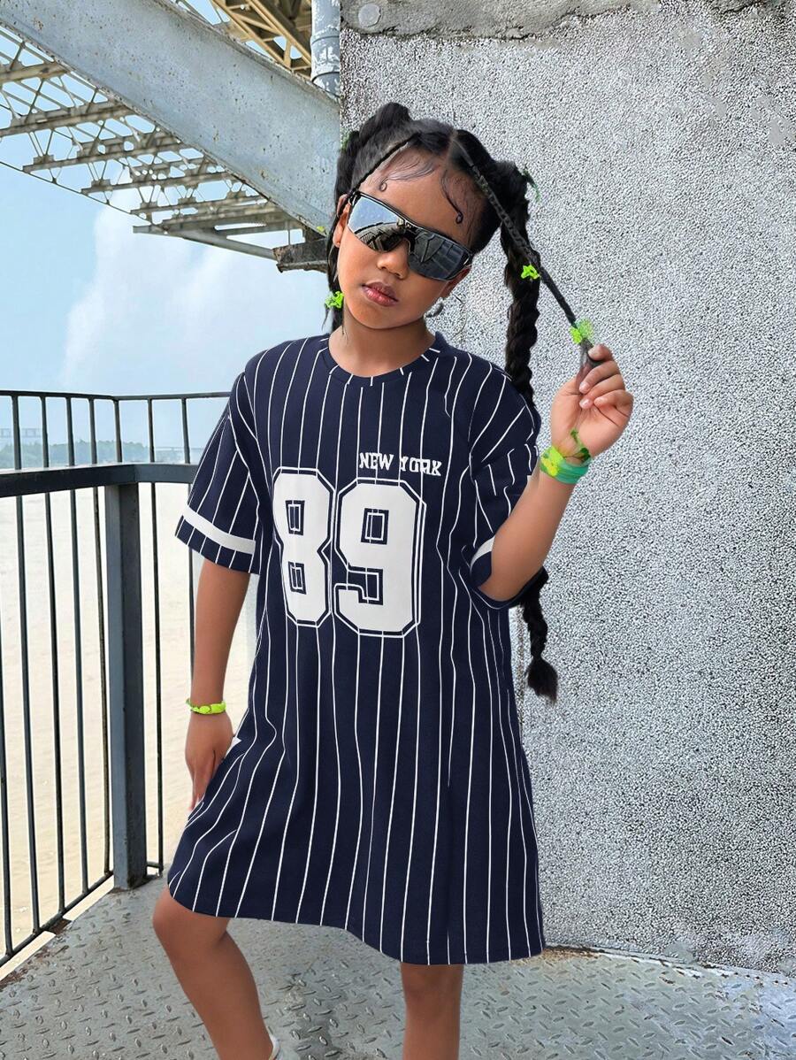 SHEIN Leap Crew فستان قميص أنثوي مع طبعات خطوط وحروف عرضي