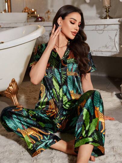 LuxeNights Conjunto de pijama con top de manga corta de cuello con muesca y pantalones, estampado con plantas tropicales y leopardo en tela de seda sintética